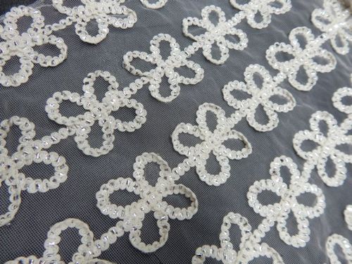 रेशमी कढ़ाई कार्य कपड़े