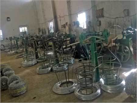 कंटीली तार की बाड़ लगाना