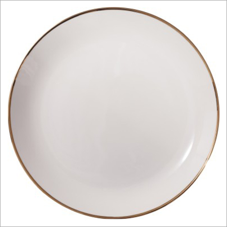 साधारण सफेद डिनर प्लेट्स