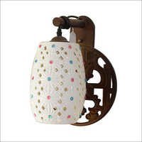 दीवार पर लगे सजावटी लाइट्स