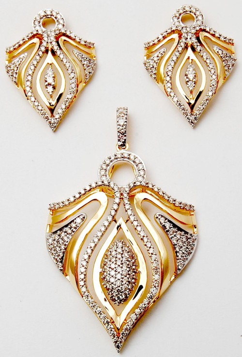 Versatile Pretty Gold Diamond Pendant Earring Set at INR