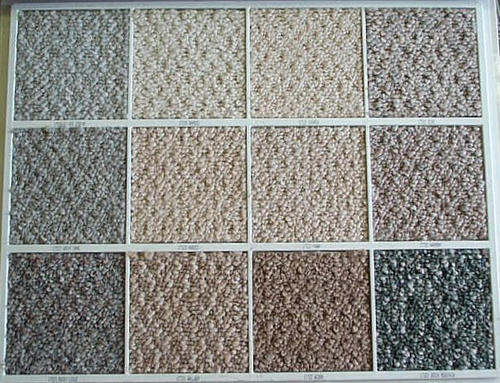 कटा हुआ पीला कालीन फर्श