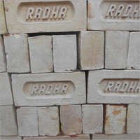 आयताकार आकार की मिट्टी की ईंटें