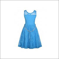 बिना आस्तीन वाली बुनी हुई लड़की की फ्रॉक