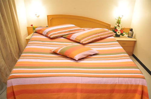 नारंगी हस्तनिर्मित बिस्तर ढकने वाला