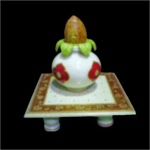 कलश के साथ सजावटी संगमरमर चौकी