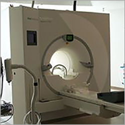 MRI Siemens Magnetom Symphony एक उन्नत इमेजिंग प्रणाली है जो उच्च गुणवत्ता वाली इमेजिंग के लिए डिज़ाइन की गई है। यह तेजी से स्कैनिंग सक्षम करती है और क्लिनिकल आवश्यकताओं के लिए बहुपरकारी उपयोग को सपोर्ट करती है।