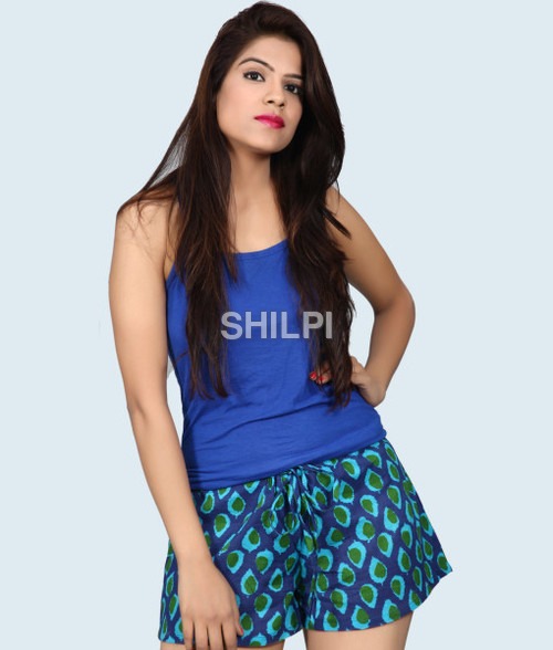 नीला प्रिंटेड हॉट पैंट