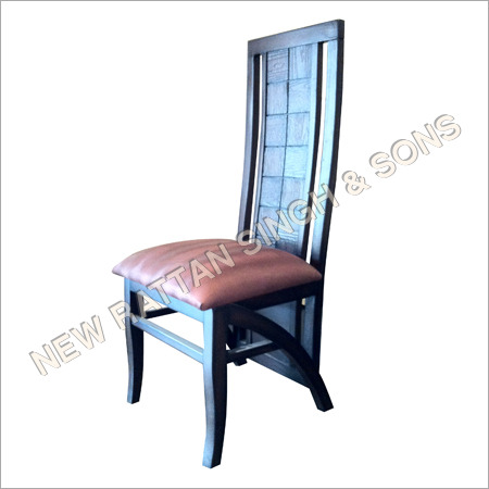 लकड़ी के फर्नीचर की कुर्सियाँ