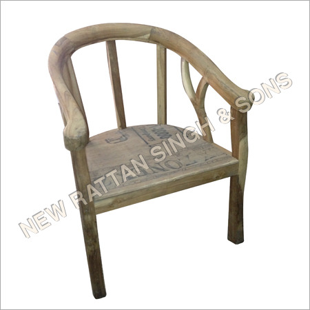 टिकाऊ लकड़ी की कुर्सी