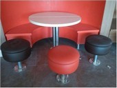 सेमी सर्कुलर बूथ जिसमें पूफ है