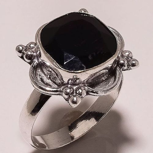 ब्लैक ओनिक्स फेसेटेड स्क्वायर 12 एमएम कट स्टोन रिंग