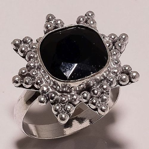 ब्लैक ओनिक्स फेसेटेड स्क्वायर 12 मिमी कट स्टोन रिंग का आकार: 12 मिमी