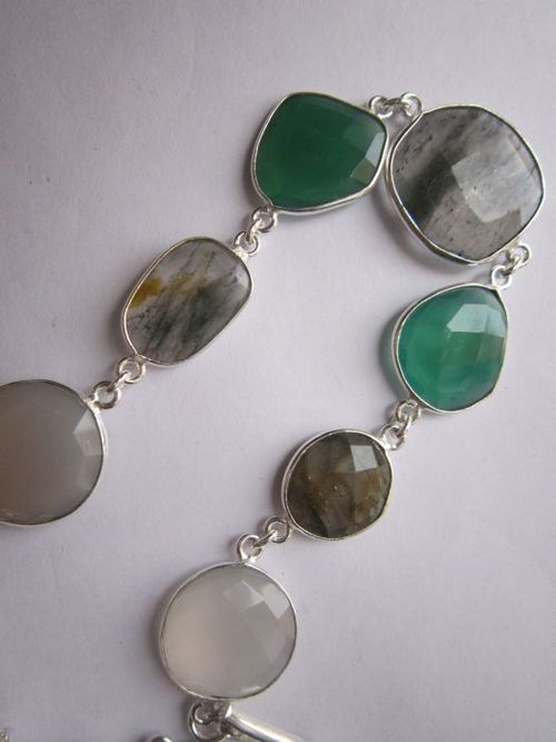 हरा और सफेद मल्टी चैलेडोनी 7 पीस स्टर्लिंग सिल्वर प्लेटेड 8 इंच कनेक्टर पहनने के लिए तैयार ब्रेसलेट