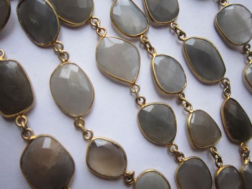 ब्लैक ग्रे मूनस्टोन अनियमित आकार की कनेक्टर चेन 18 इंच गोल्ड प्लेटेड