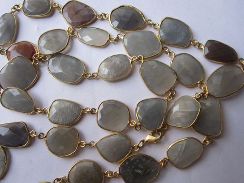 ब्लैक ग्रे मूनस्टोन अनियमित आकार की कनेक्टर चेन 24 इंच गोल्ड प्लेटेड