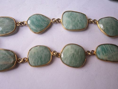 ग्रीन अमोजोनाइट अनियमित आकार की कनेक्टर चेन 18 इंच गोल्ड प्लेटेड
