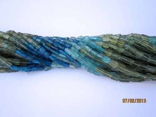 नीला और हरा 13 इंच मल्टी एपेटाइट 3X5 मिमी से 4X6 मिमी क्यूब बीड्स जेमस्टोन