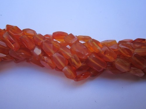 ओवल कट 13 इंच कारेलियन 3X5 मिमी से 4X6 मिमी से 5X7 मिमी फेसेटेड क्यूब बीड्स रत्न