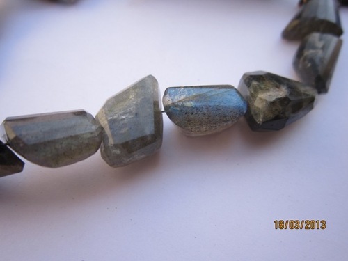 काला 7 इंच लैब्राडोराइट 11X13 मिमी से 13X15 स्टेप कट नगेट्स बीड्स जेमस्टोन