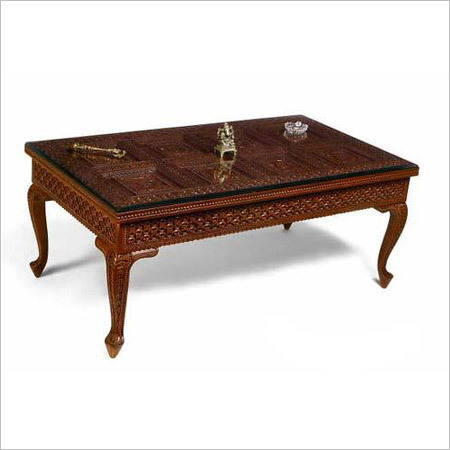 लकड़ी के केंद्र की मेज़