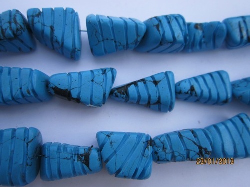 ट्रिलियन कट 7 इंच फ़िरोज़ा 10X19 मिमी से 11X20 मिमी तक की लाइनिंग नक्काशी वाली नगेट्स बीड्स जेमस्टोन