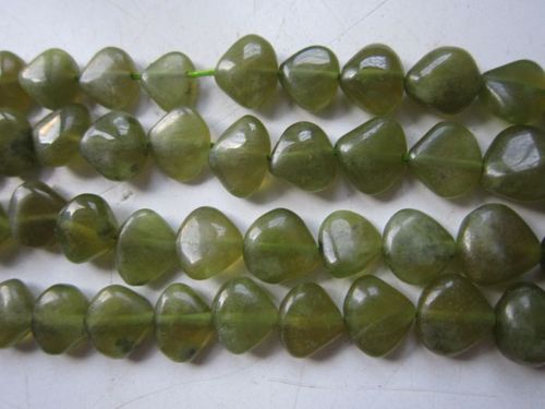 ग्रीन 13 इंच वैसोनाइट प्लेन हार्ट शेप बीड वन स्ट्रैंड