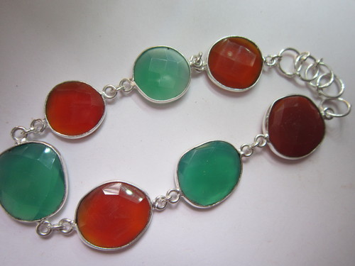 गोल 8 इंच हरा गोमेद और लाल गोमेद 7 पीस. 13mm-14mm से 14X16mm कनेक्टर ब्रेसलेट