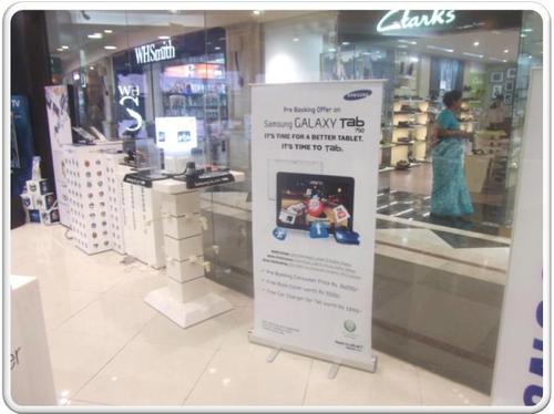 विज्ञापन स्टैंडीज