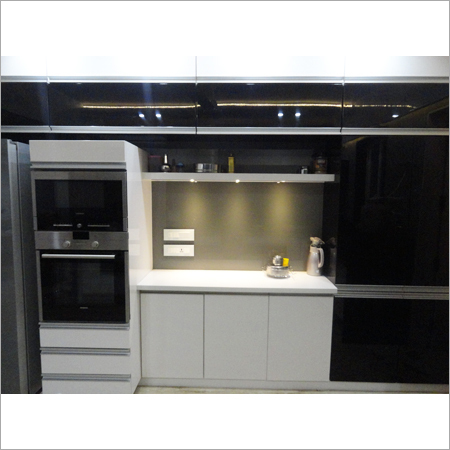 पीछे पेंट किया हुआ कांच का रसोई बैकस्प्लैश