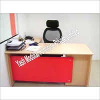 लकड़ी का प्रबंधक टेबल