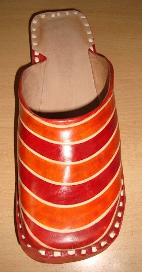 लाल और भूरे रंग के लेदर स्टिच्ड हाफ शू