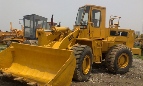 Caterpillar 950e - Yellow Wheel Loader, 2-5 Mâ³ Bucket, 150-250 Hp, 20-30 Tons | Fuel Efficient, Durable, Easy Operation