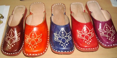 लाल महिलाओं के चमड़े के जूते