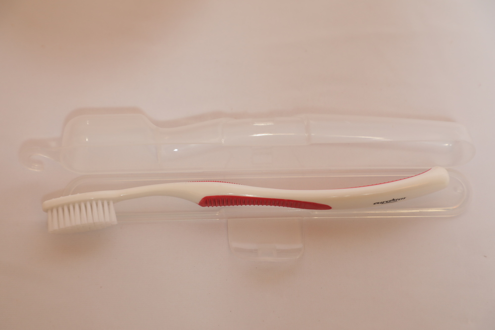 शाइनी टूथ ब्रश