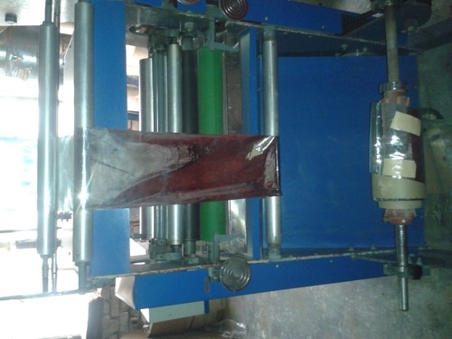 पेपर प्लेट और डोना पटेल मशीन