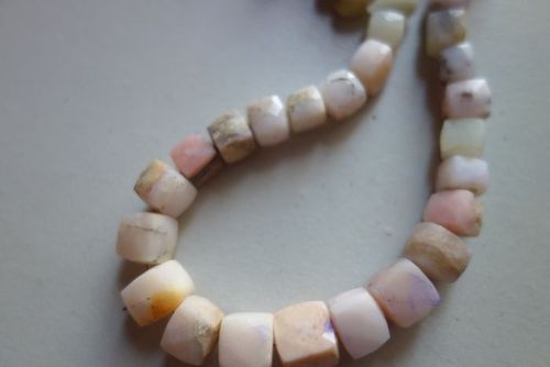 कुशन कट नेचुरल पिंक ओपल फेसेटेड बॉक्स बीड्स 7 इंच सिंगल स्ट्रैंड 7 मिमी -10 एमएम