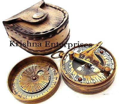 कवर के साथ सांडियल कंपास