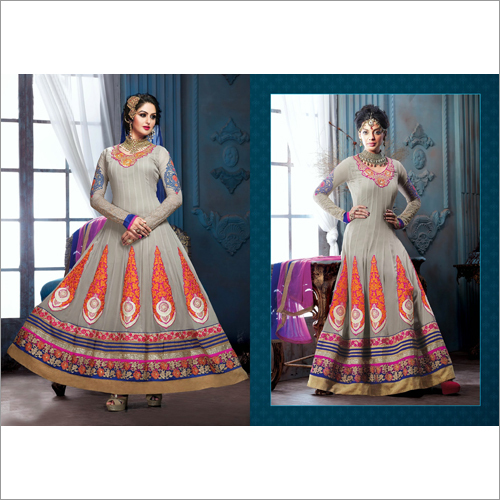 डिजाइनर और दुल्हन की पोशाक