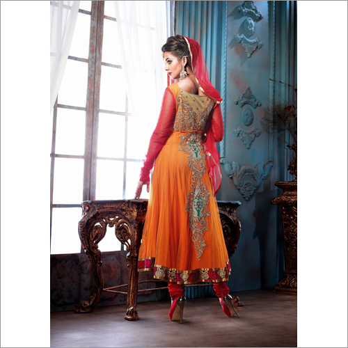 डिजाइनर और दुल्हन की पोशाक