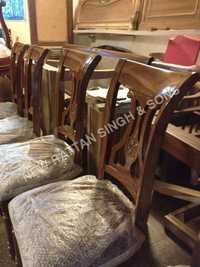 लकड़ी के खाने की कुर्सियाँ