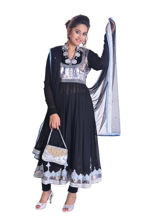 कढ़ाई वाले डिजाइनर सूट