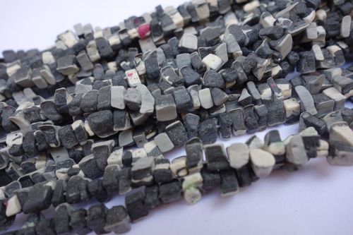 प्राकृतिक 2 x12 इंच काले और सफेद फ़िरोज़ा अनकट बीड्स जेमस्टोन वन स्ट्रैंड