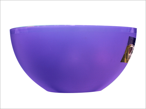 रंगीन प्लास्टिक के कटोरे