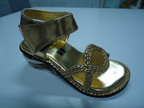 लड़कियों के ट्रेंडिशनल सैंडल