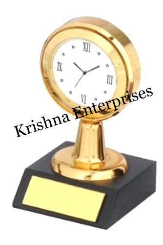 टेबल टॉप पीतल की घड़ी
