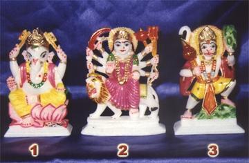 सफेद संगमरमर में देवताओं और देवियों की मूर्तियां