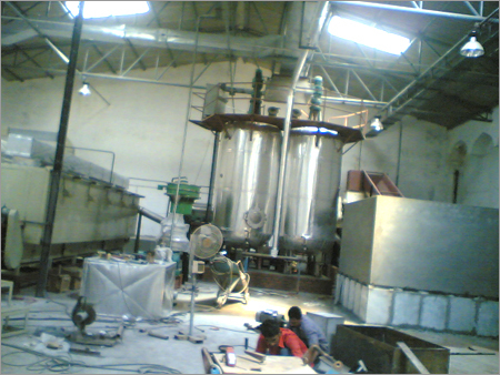 ऊर्ध्वाधर भंडारण टैंक जिसमें गर्म हवा सुखाने की प्रणाली है।