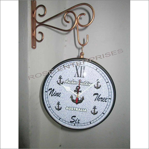 हैंगिंग स्टैंड के साथ रेलवे घड़ी