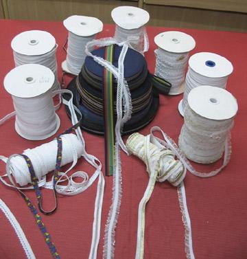 फैंसी इलास्टिक्स सफेद और यार्न डाइड